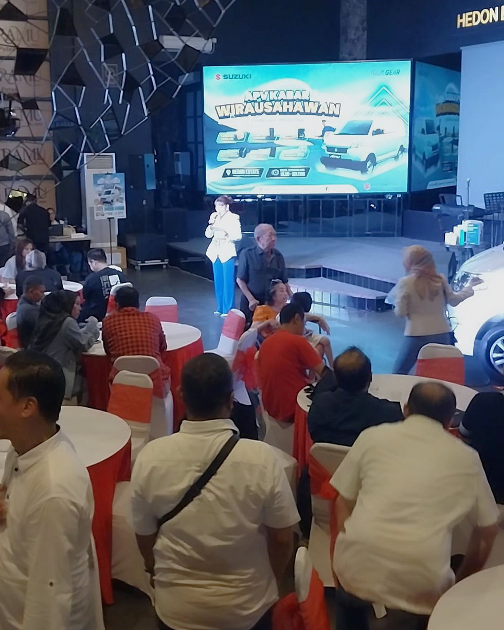 Ratusan tamu undangan memenuhi hall utama Hedon Estate Surabaya.