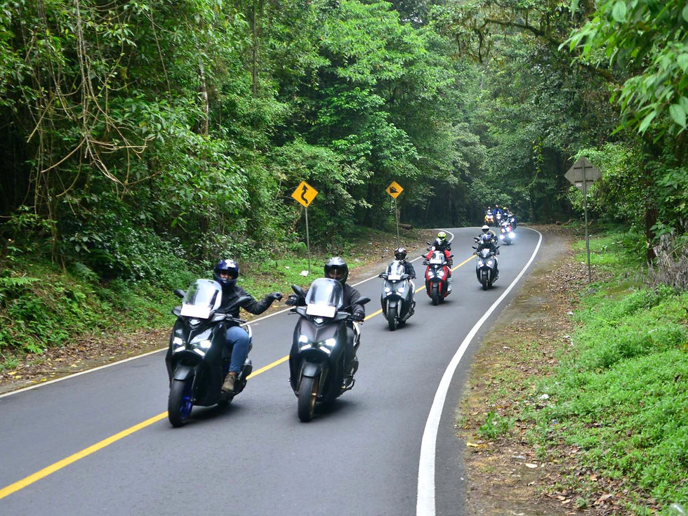 Jalan lebar beraspal mulus dengan sajian pemandangan indah sepanjang perjalanan.