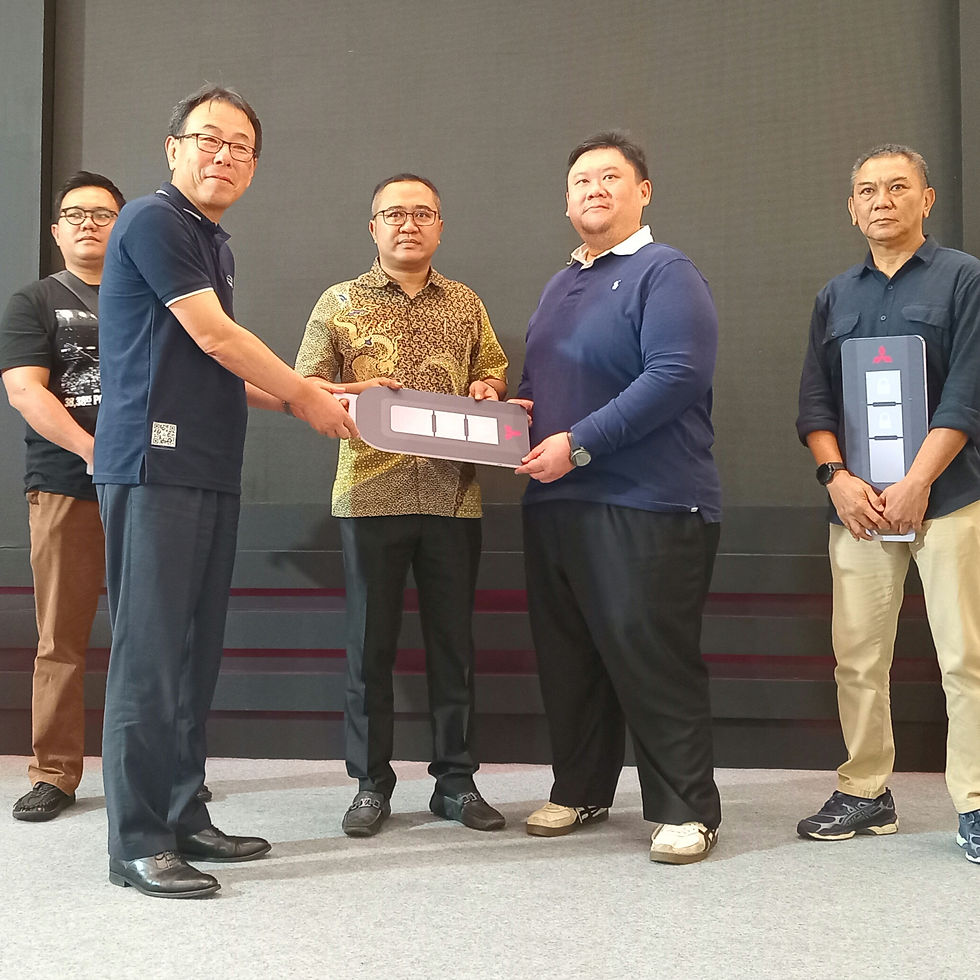 Antusiasme konsumen melihat dari dekat All-New Mitsubishi Destinator dan penyerahan kunci kepada tiga konsumen pertama.