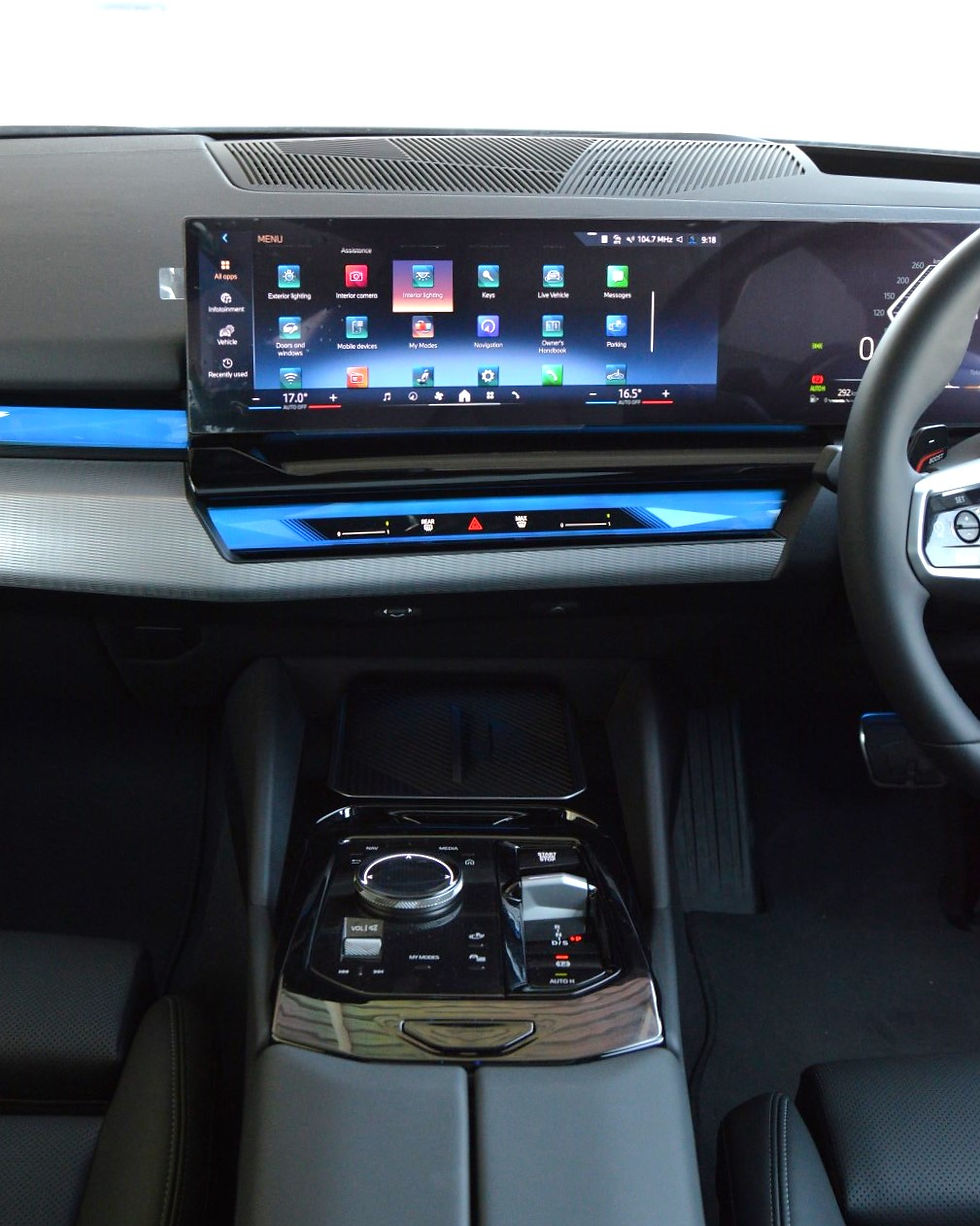 Infotainment display 14,9 inci yang beroperasi dengan iDrive 8.5.
