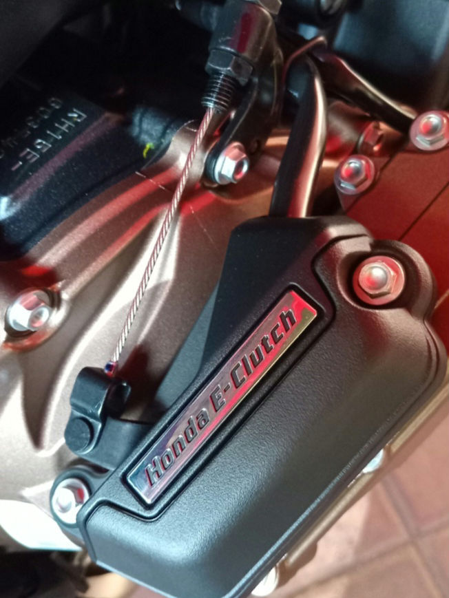 Apa Sih Beda Honda E-Clutch Pada CB650R dengan Quickshifter?
