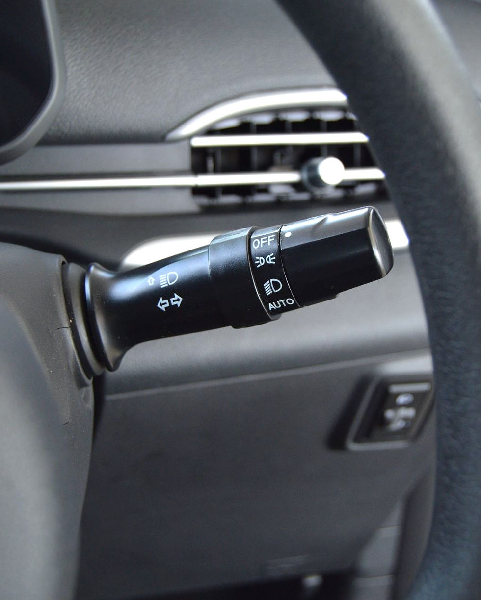 Menggunakan auto headlamp.