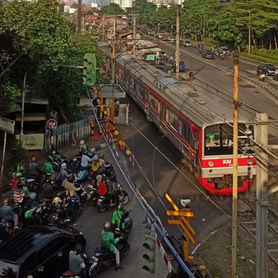 Waspada Mobil Listrik Mogok di Perlintasan Rel Kereta Api