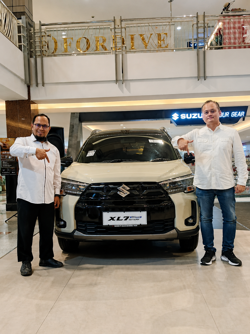 Area Manager PT Buana Indomobil Trada, Agustan (kanan) bersama bersama Kepala Wilayah After Sales / Service Manager PT Buana Indomobil Trada.