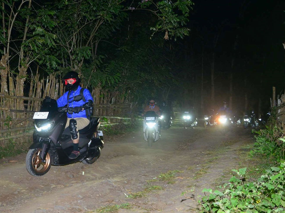 Jalan menuju puncak Bukit Mantar belum dilapis aspal.