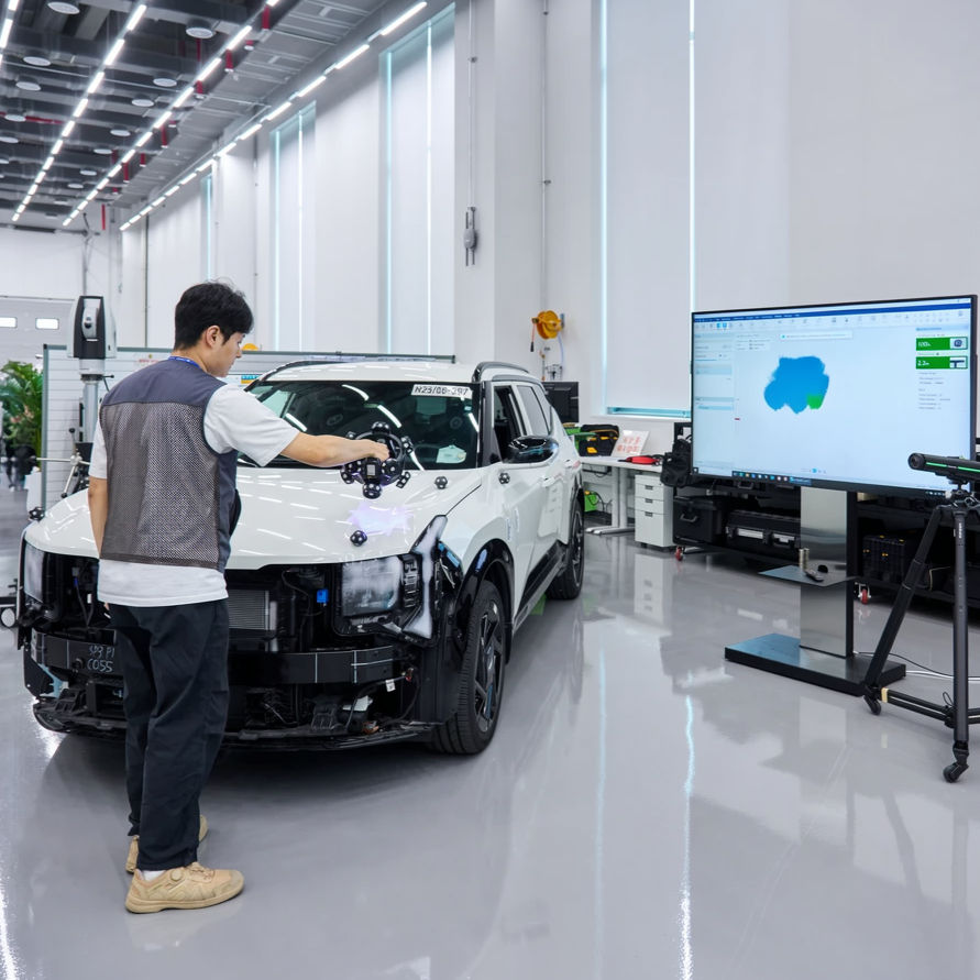 Engineer Kia menggunakan 3D scanner untuk memeriksa hasil pengukuran dan menemukan kemungkinan penyimpangan pada komponen kendaraan sebagai dasar penyempurnaan sebelum produksi.