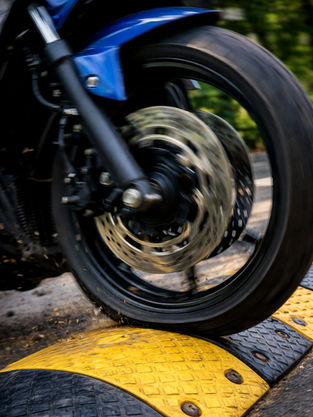 Bahaya Menabrak Polisi Tidur dalam Kecepatan Tinggi Bagi Motor