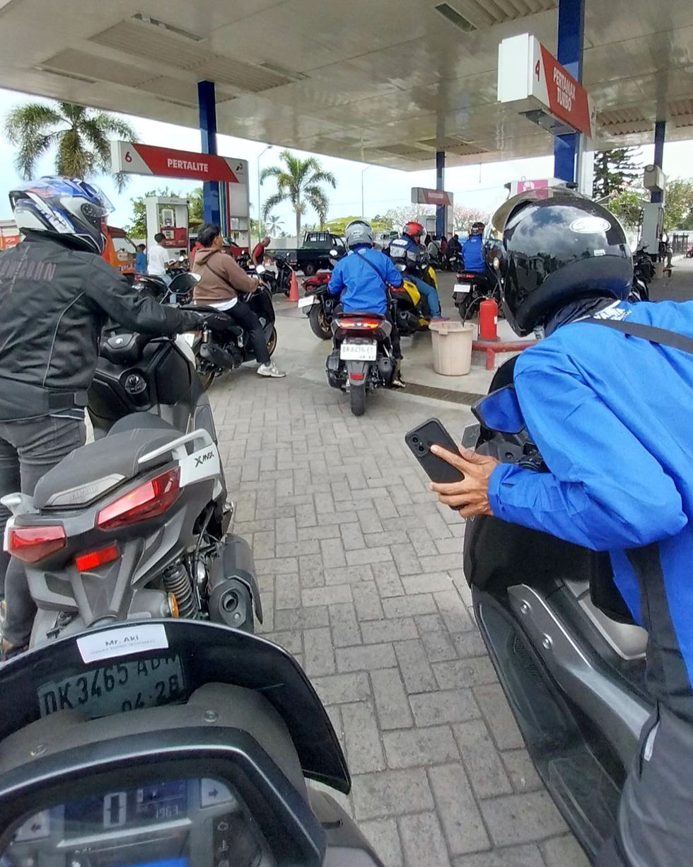 Sebelum lanjut ke sirkuit Mandalika seluruh peserta melakukan pengisian ulang BBM di SPBU Lenek, Wirangbaya.