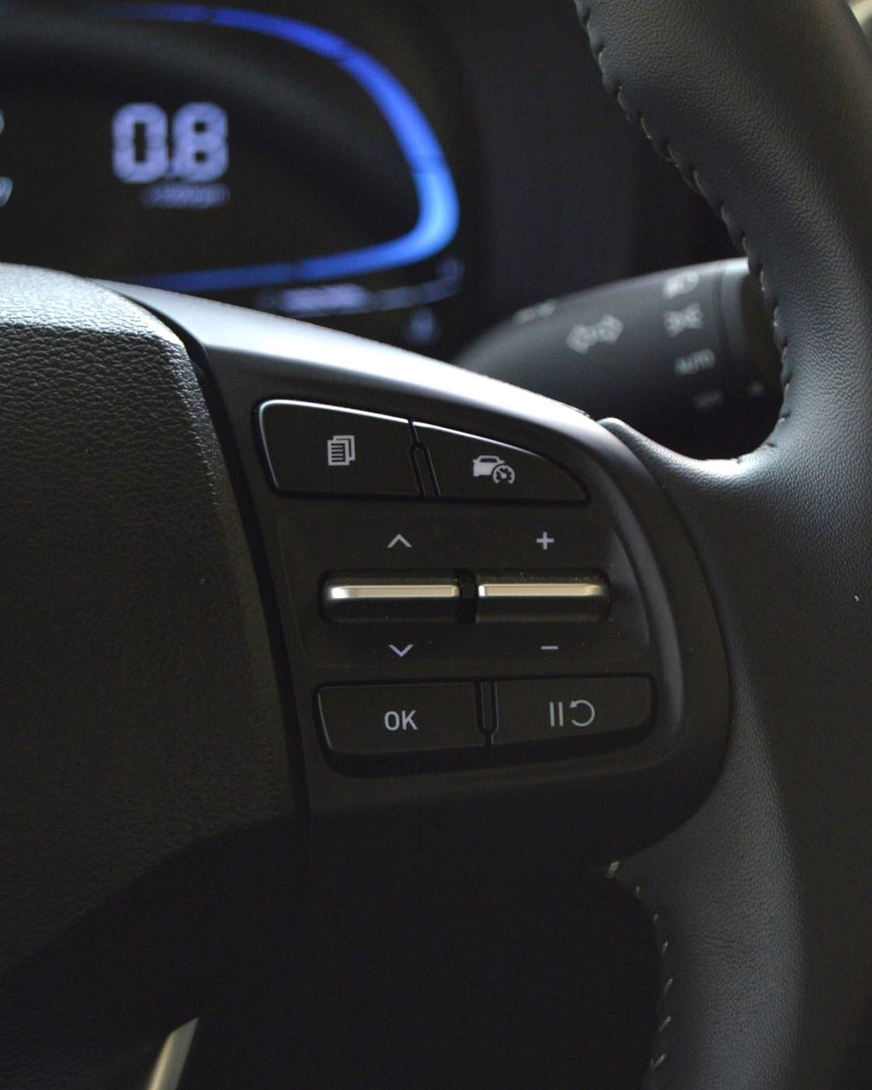 Dibekali fitur cruise control.