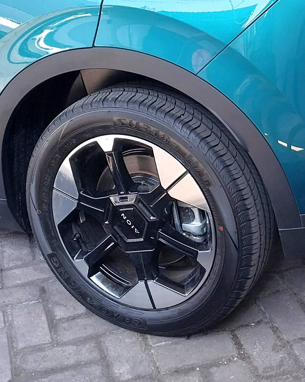 Roda 17 inci dengan ban 215/55R17 membuatnya stabil saat melaju di kecepatan tinggi.