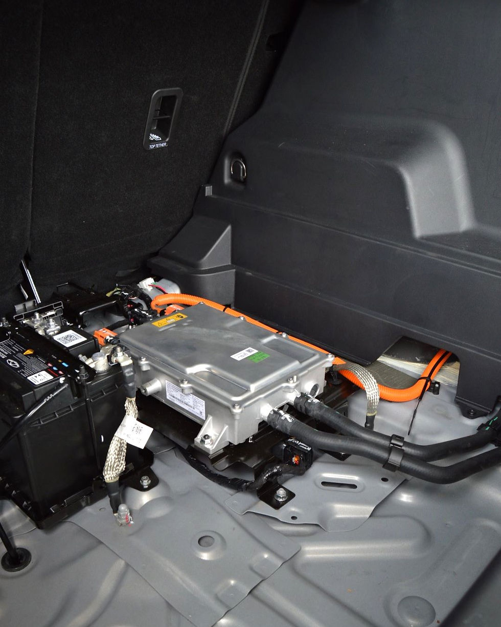 Konverter untuk mengubah arus AC jadi DC diletakkan di dasar lantai bagasi berdampingan dengan baterai 12 Volt.