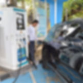 Mendukung DC charging CCS 2 hingga maksimum daya 350 kW. Problemnya SPKLU di Indonesia belum mendukung itu. Saat ini kemampuan charging station maksimal di 200 kW dan kebanyakan malah berkisar 30-60 kW.