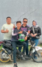 Dari kiri: Samsul Arifin, Sahman dan Muniri (Tim GRM Burrok - Sampang) bersama Linda dari Farado Skincare merayakan keberhasilan Sahman menjadi jawara di kelas Kejurnas Bracket 9.
