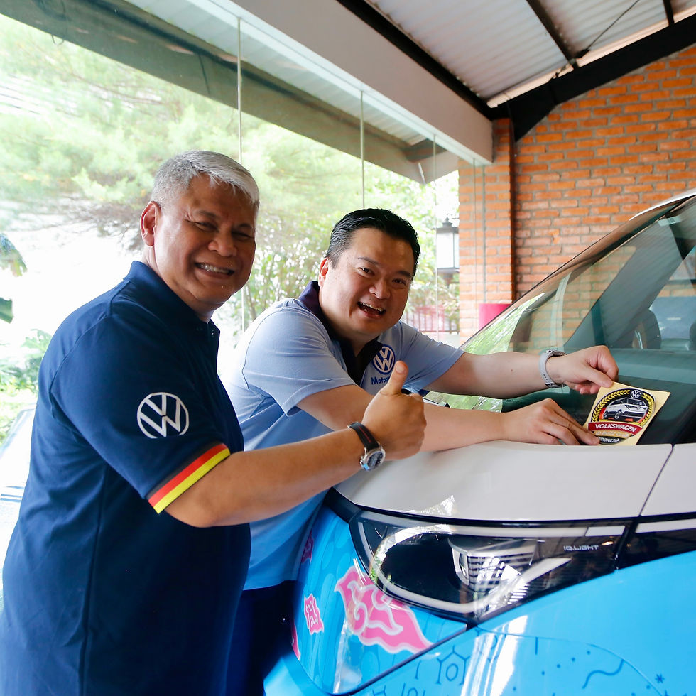 Andrew Nasuri, Director of Indomobil Group (kanan) bersama Tomi Hadi, Ketua ID. BUZZ Club Indonesia.