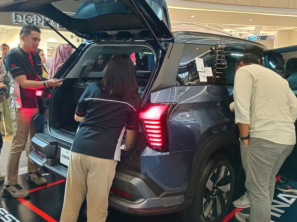 Antusiasme pengunjung pameran melihat kelebihan All-New Mitsubishi Destinator.