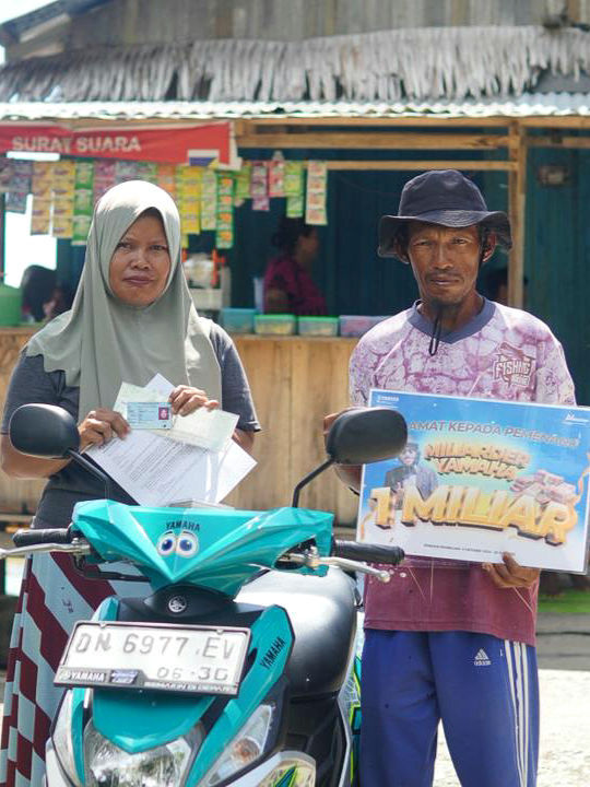 Sartina, ibu rumah tangga berusia 33 tahun dan kader Posyandu asal Kabupaten Poso, Sulawesi Tengah jadi pemenang program Miliarder Yamaha periode Oktober 2024 - Juli 2025.