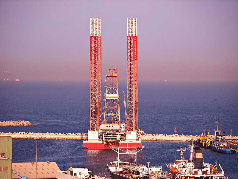 Plataforma petrolera en Puerto Khaled, Sharjah, Emiratos Árabes Unidos
