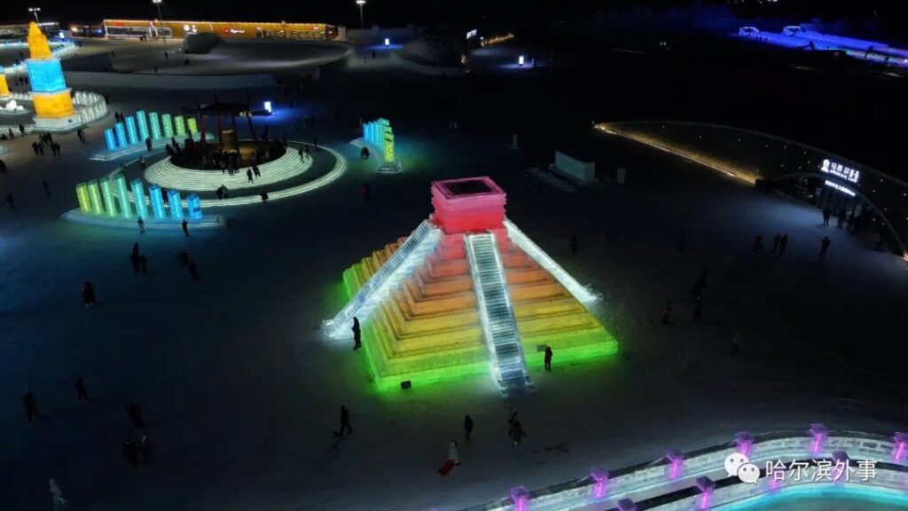 Escultura de hielo de pirámide Kukulkán en China