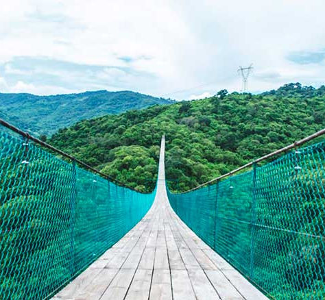 Conoce el majestuoso puente colgante de Mazamitla que se extiende sobre la Sierra del Tigre en Jalisco