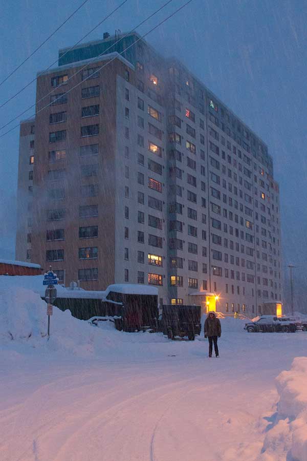 Whittier: La fría ciudad de Alaska en donde casi todos viven en un solo edificio