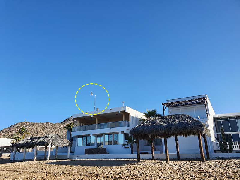 Casa en la playa con águila pescadora