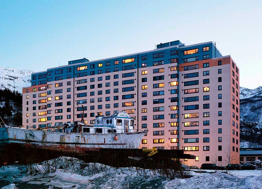 Whittier: La fría ciudad de Alaska en donde casi todos viven en un solo edificio
