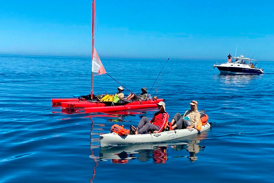 Navegantes cruzan el mar de Corté en Kayak