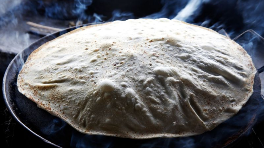 Una tortilla de agua se cocina en un comal, en Tortillas y Burros Doña Guille, en Hermosillo, México (