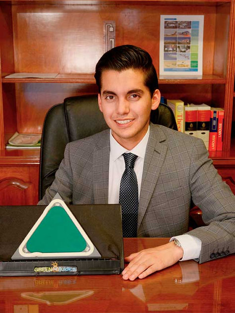 Mexicano fabrica paneles solares a partir de microalgas