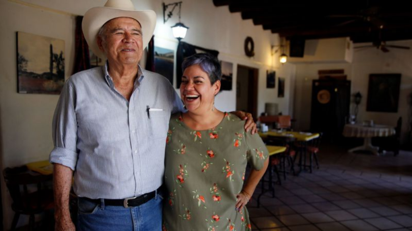 Miguel Cruz Ayala (a la izquierda) y su hija,