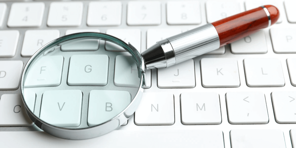 Magnifier on keyboard to signify keyword research 