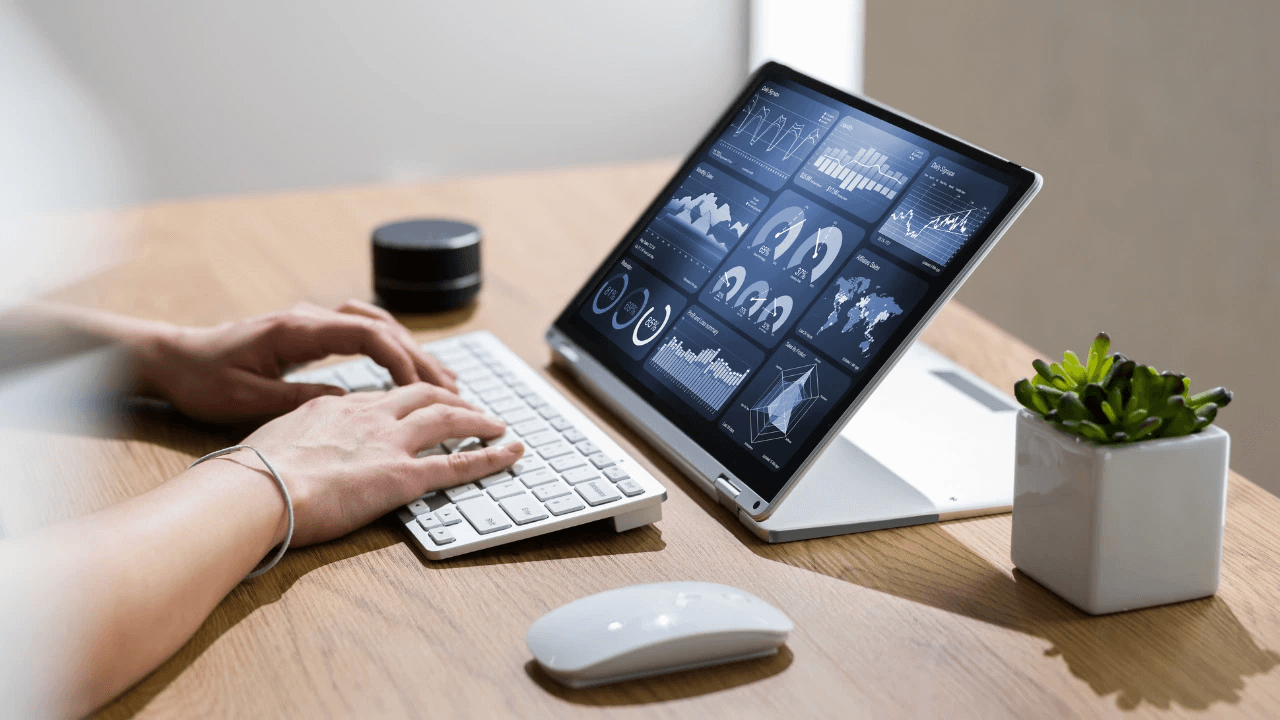 Laptopn screen showing traffic growth or analytics data