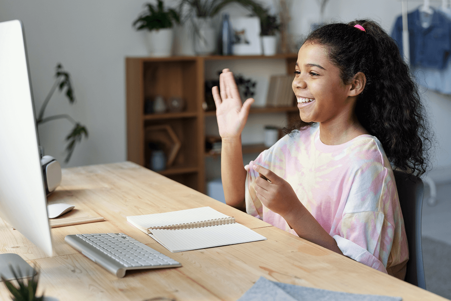 A person using a hearing disability learning in a online class