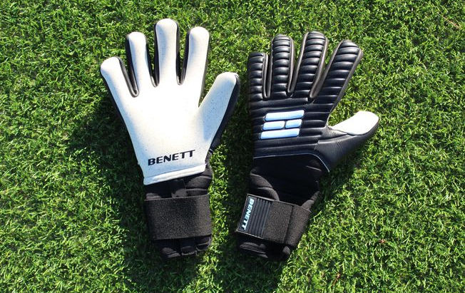 Benett "the Statement" Black-Aqua-Dots C1 