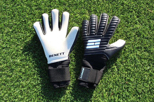 Benett "the Statement" Black-Aqua-Dots C1 