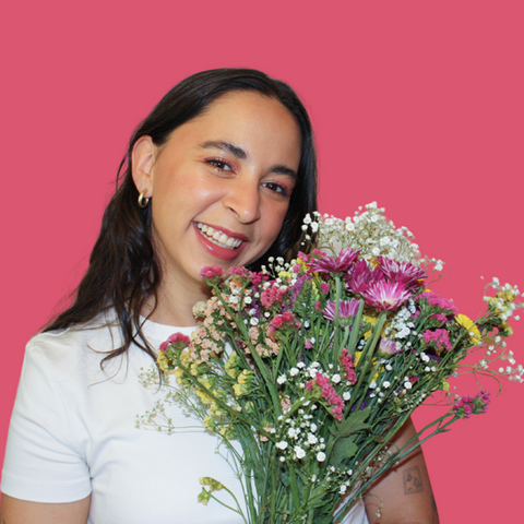 Ana Sofía Toral, la ilustradora cuya sensibilidad florece en cada una de sus obras.
Desde pequeña, sus dibujos y plumones fueron su medio para expresar emociones y sentimientos.
Con una formación en diseño gráfico, Ana Sofía ha logrado transformar su sensibilidad en un emprendimiento vibrante llamado “Casa Gato”.
Su talento ha sido reconocido por marcas como Pandora, Malvestida, Reebok, Aerie, Revista AD, y la organización GIRE, para la que recientemente realizó las ilustraciones de su último libro.