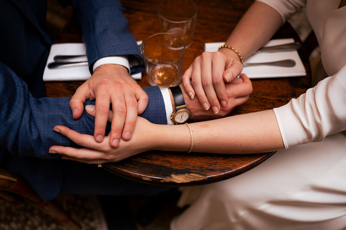 Photographe mariage Paris couple mariés à la mairie
Reportage photo mariage Paris cérémonie civile
Séance photo couple mariage Paris lumière naturelle
Photographe mariage Paris préparation de la mariée
Photo mariage Paris émotion invités cérémonie