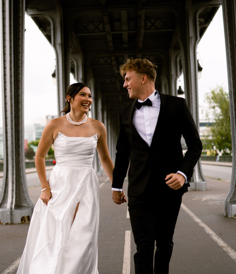 Photographe mariage Paris couple mariés à la mairie
Reportage photo mariage Paris cérémonie civile
Séance photo couple mariage Paris lumière naturelle
Photographe mariage Paris préparation de la mariée
Photo mariage Paris émotion invités cérémonie
