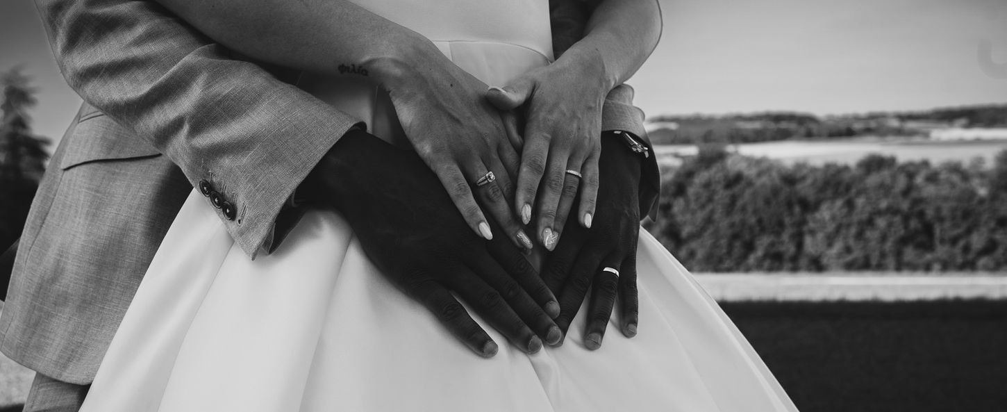 Photographe mariage Paris couple mariés à la mairie
Reportage photo mariage Paris cérémonie civile
Séance photo couple mariage Paris lumière naturelle
Photographe mariage Paris préparation de la mariée
Photo mariage Paris émotion invités cérémonie
