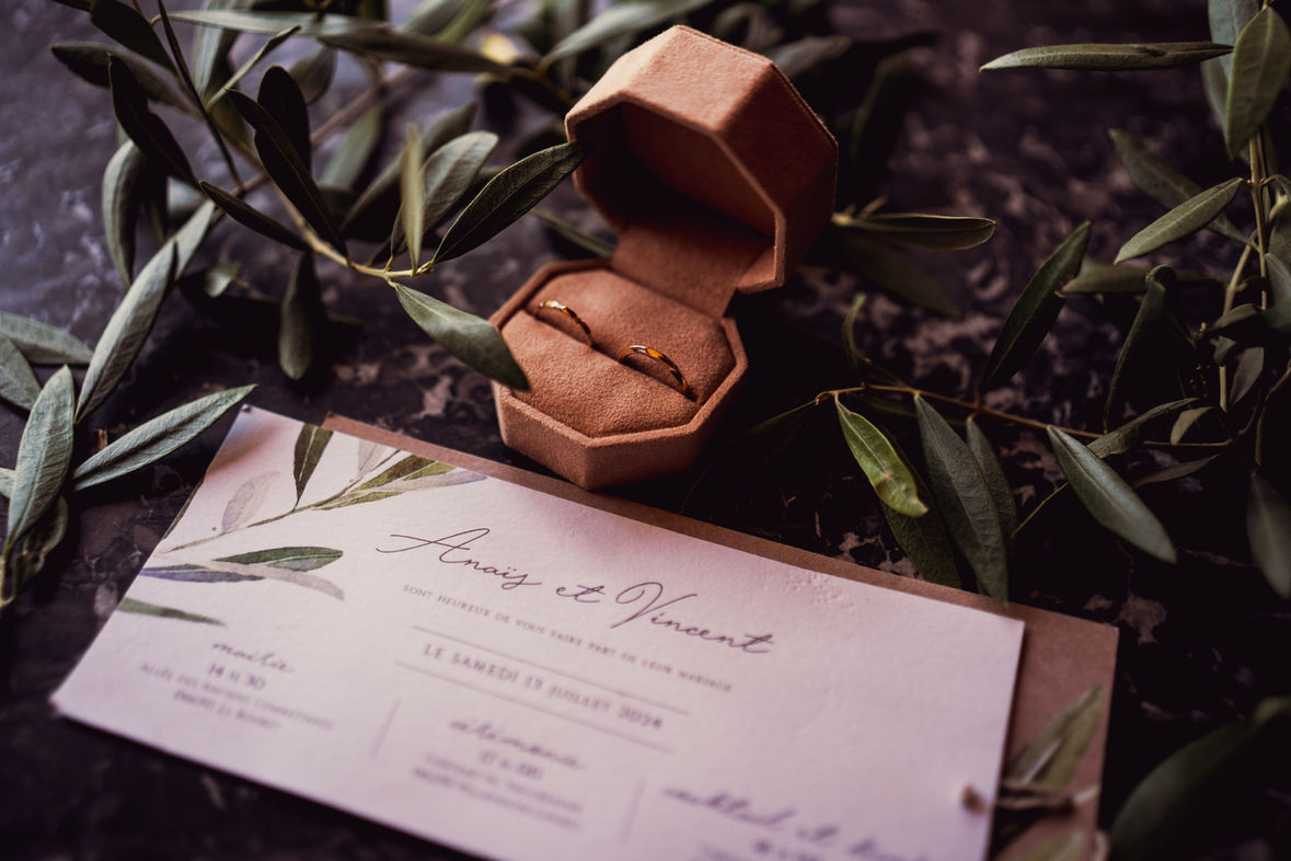 Photographe mariage Paris couple mariés à la mairie
Reportage photo mariage Paris cérémonie civile
Séance photo couple mariage Paris lumière naturelle
Photographe mariage Paris préparation de la mariée
Photo mariage Paris émotion invités cérémonie
