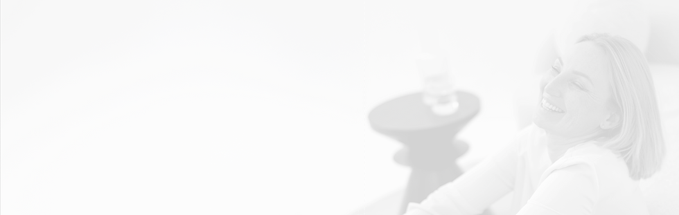 Carolin lächelt entspannt, mit unscharfem Hintergrund und leicht transparent überlagertem Bild.