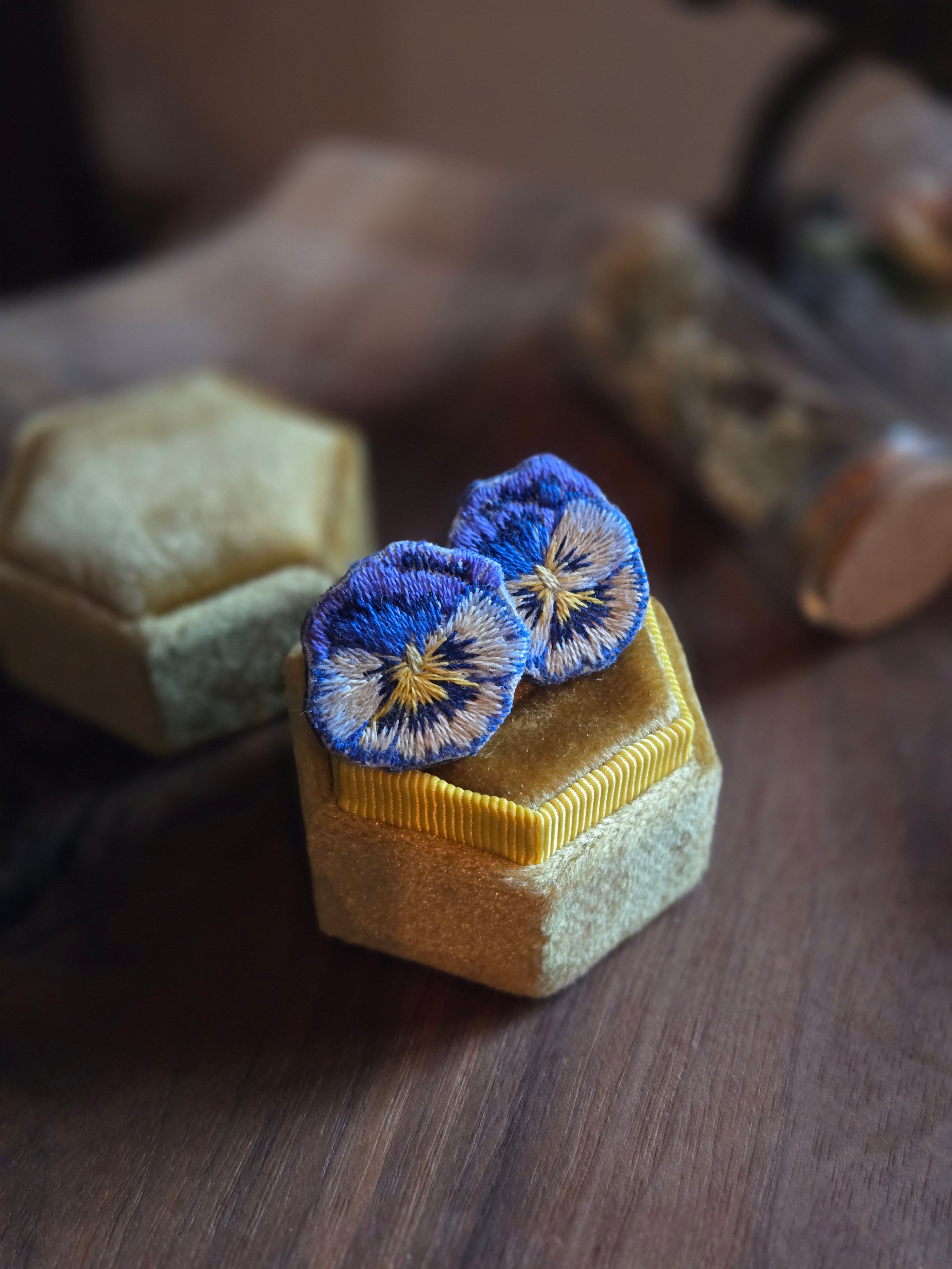 Pansy studs