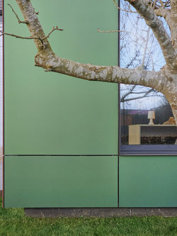 14_détail-panneau-chaméléon-cadre-seuil-alu-noir-châssis-fixe