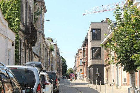 08_intégration-rue-briques-grises-panneau-bardage-noir-mat