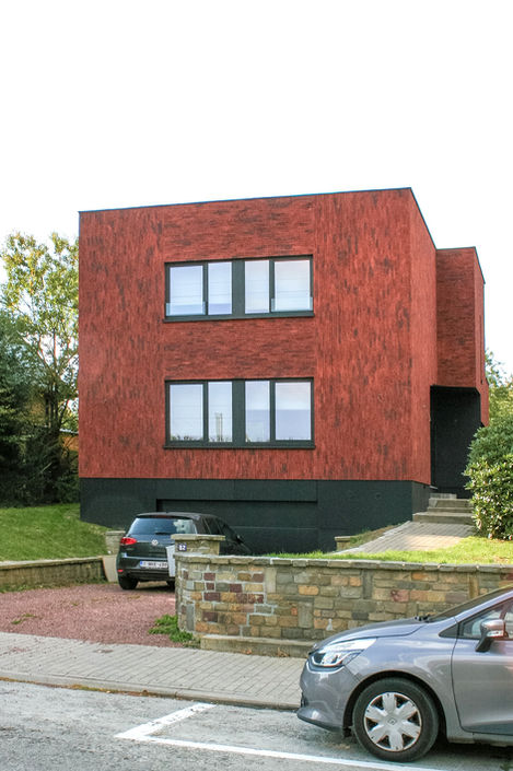 02_Projet-architecture-cubique-brique-rouge-panneau-trespa-noir-châssis-alu-noir-mat