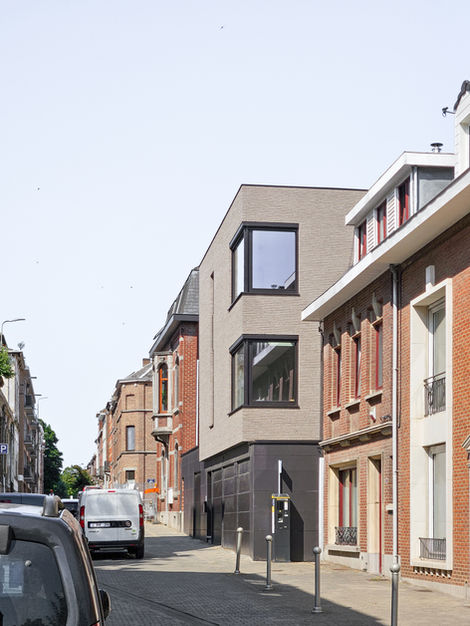 09_intégration-rue-briques-grises-panneau-bardage-noir-mat