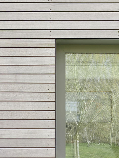 13_détail-bardage-bois-ajouré-châssis-cadre-gris-quartz.jpg
