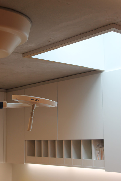 19_cabinet-médecin-coupole-lumière-zénithale-plafond-béton-apparent