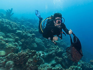 Joey-Scuba-Diving-with-a-Bag-Full-of-Collected-Trash-in-Bonaire-During-a-Dive-Friends-Clea