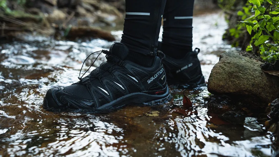 Seseorang menggunakan sepatu salomon di outdoor